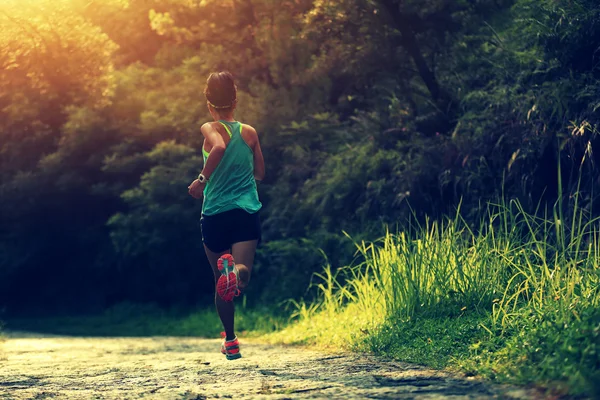Фітнес жінка спортсмен біжить — стокове фото