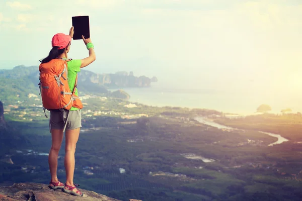 Hiker taking photo — Stock Photo, Image