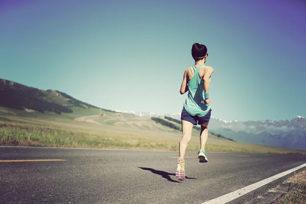 Fiatal fitness nő fut — Stock Fotó