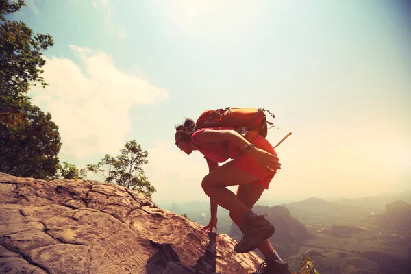 Asian woman hiker climbing rock o — Stock Photo, Image