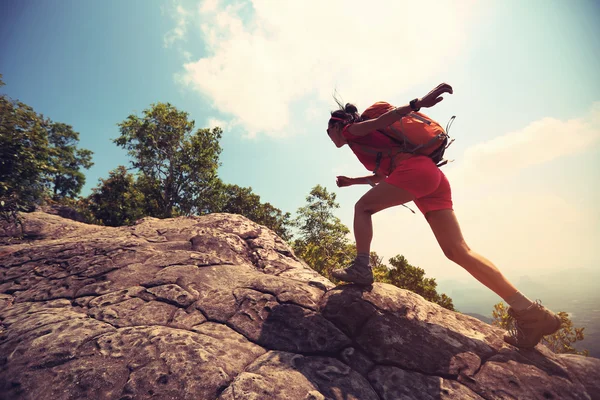Asian woman hiker climbing rock o — Stock Photo, Image