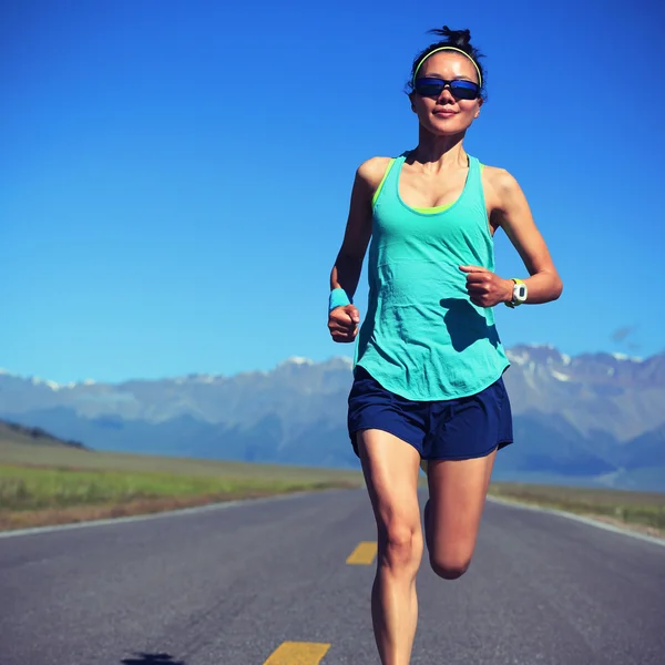 Здоровий спосіб життя жінка біжить — стокове фото