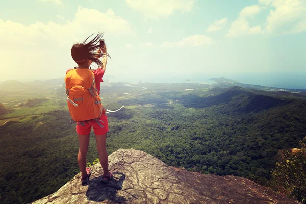 Junge Wanderin beim Fotografieren — Stockfoto