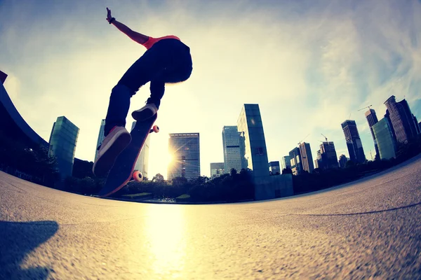 Fille skateboard au lever du soleil ville — Photo