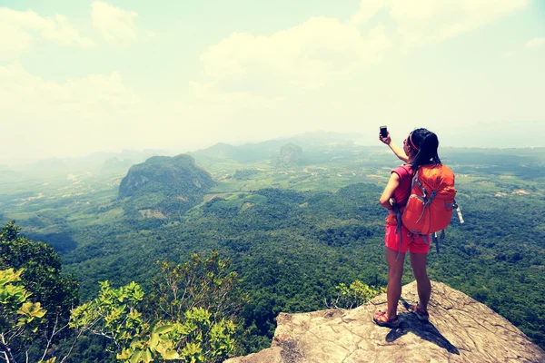 Young woman hiker taking photo — Stock Photo, Image