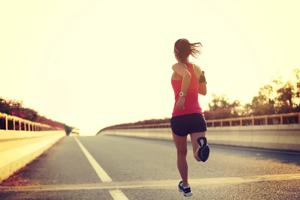 Joven fitness mujer corriendo — Foto de Stock