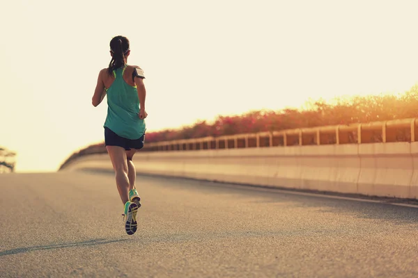 Joven fitness mujer corriendo — Foto de Stock