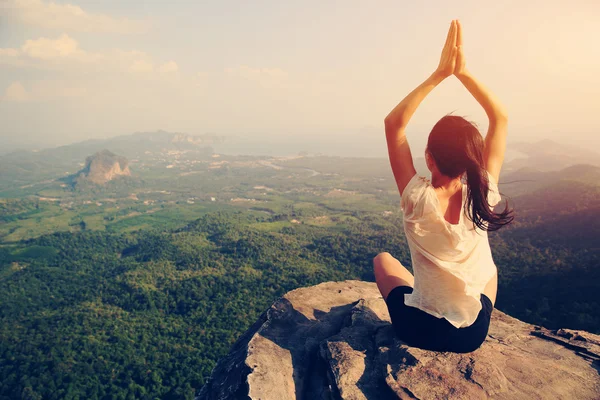 Joven fitness mujer practica yoga — Foto de Stock