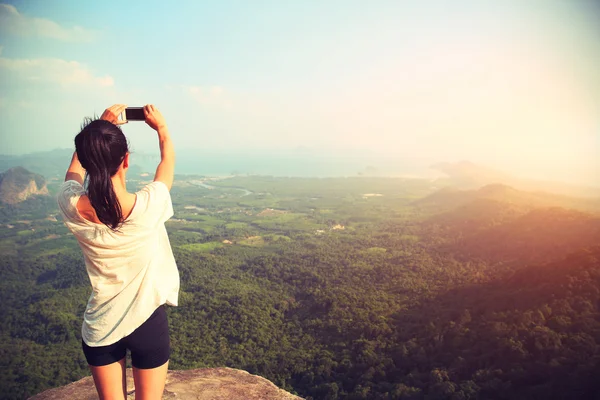 Jeune femme asiatique prenant des photos — Photo