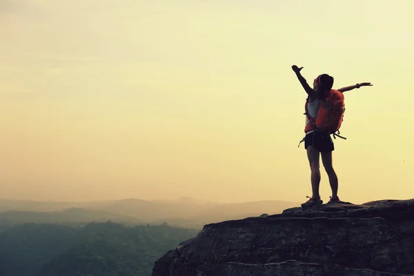 Woman hiker open arms — Stock Photo, Image