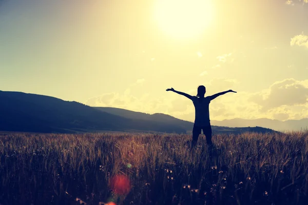 Young woman open arms — Stock Photo, Image