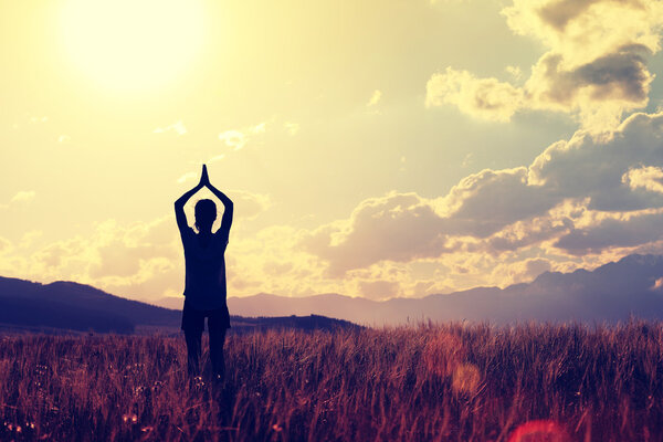  фитнес-женщина практикует йогу
