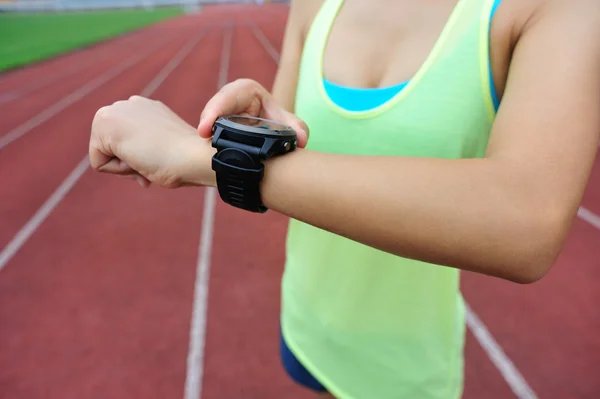 Biegacz patrząc na sport elegancki zegarek — Zdjęcie stockowe