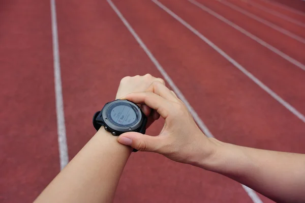 Runner guardando orologio intelligente sport — Foto Stock