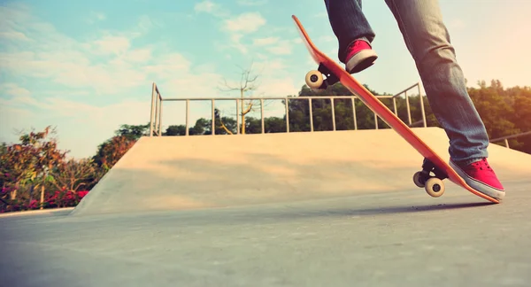 Νέοι skateboarder πόδι — Φωτογραφία Αρχείου