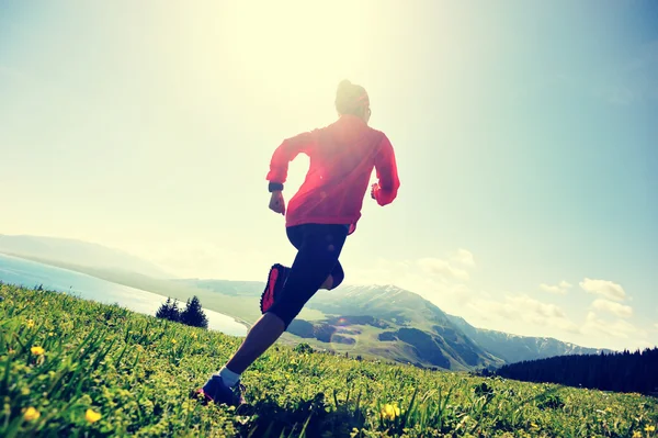 Mujer corriendo en pico de montaña — Foto de Stock