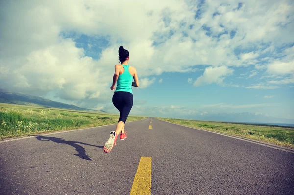 Joven fitness mujer corriendo —  Fotos de Stock