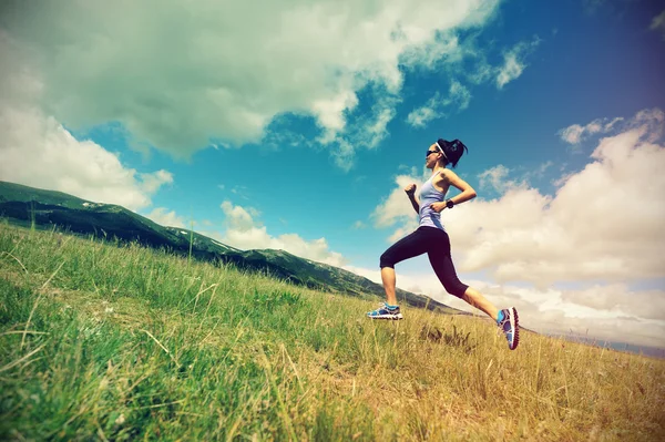 Unga fitness kvinna kör — Stockfoto