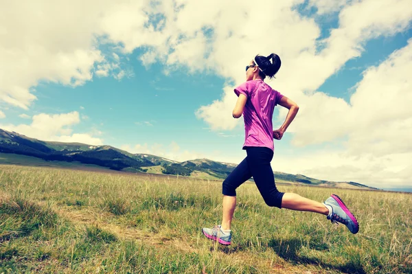 走っている若いフィットネス女性 — ストック写真