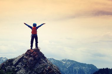 kadın hiker kollarını tezahürat