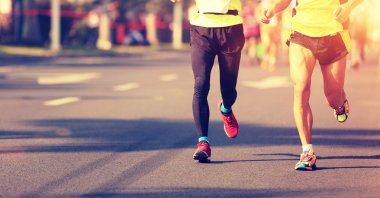 Kimliği belirsiz maraton sporcular bacaklar