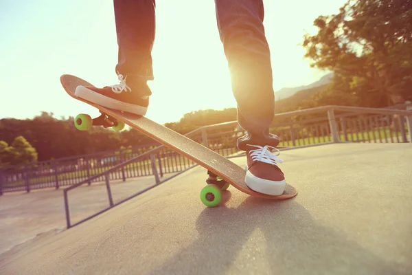 Молодая нога скейтбордиста — стоковое фото
