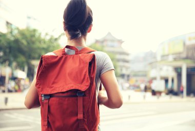 Asyalı kadın şehir yürüyüş 