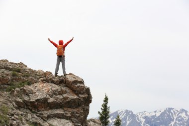 kadın hiker kollarını tezahürat