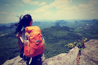 Asyalı kadın uzun yürüyüşe çıkan kimse zevk görünümü