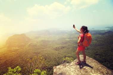 Genç kadın uzun yürüyüşe çıkan kimse alarak fotoğraf 