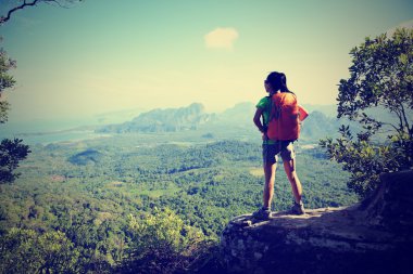 Asyalı kadın uzun yürüyüşe çıkan kimse zevk görünümü