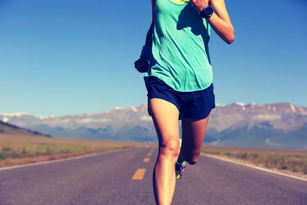 Fitness dziewczyny szlak runner — Zdjęcie stockowe