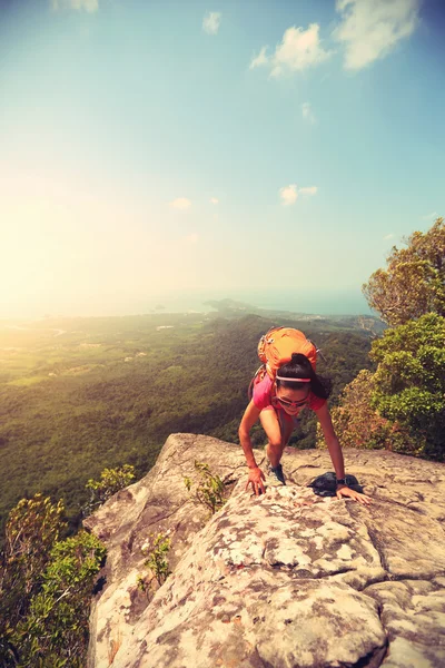 Kvinna hiker klättring rock — Stockfoto