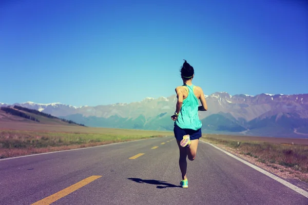 Young fitness woman trail runner — Stock Photo, Image