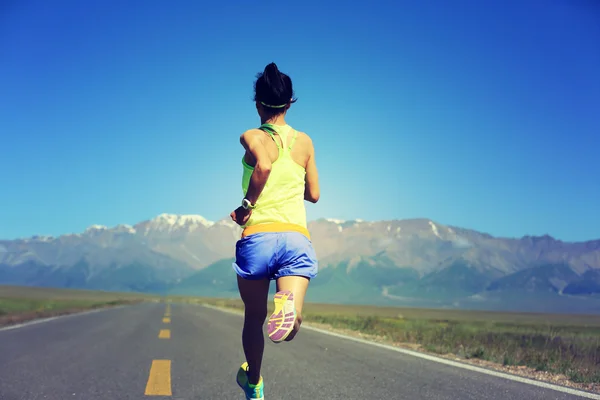 Joven fitness mujer corriendo —  Fotos de Stock