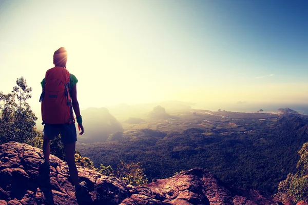 Succesvolle vrouw backpacker wandelen — Stockfoto