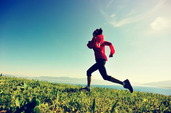 Oung kadın iz runner — Stok fotoğraf