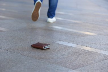insanlar kayıp deri cüzdan