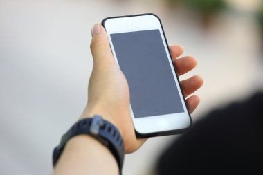 Akıllı telefon kullanan genç bir kadın.