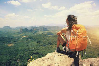 uzun yürüyüşe çıkan kimse keyfini çıkarın deniz manzaraya