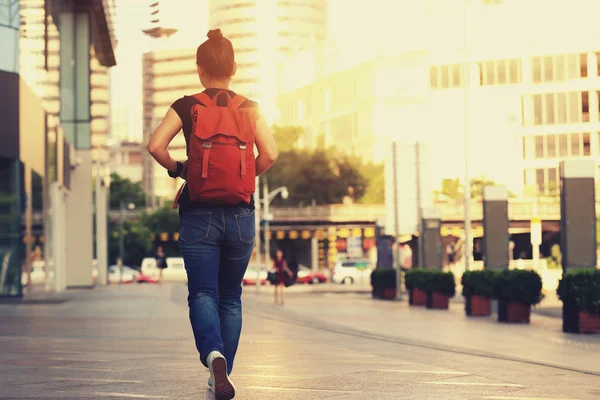 Donna a piedi sulla strada della città — Foto Stock