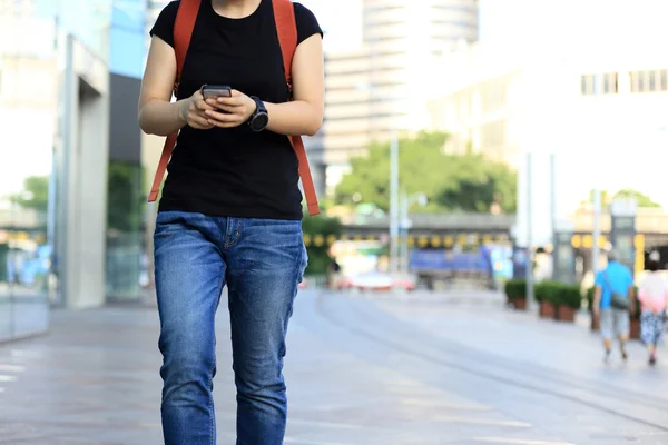 Жінка ходить зі смартфоном — стокове фото