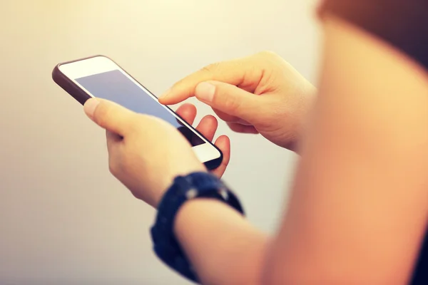 Ung kvinna med hjälp av smarttelefon — Stockfoto