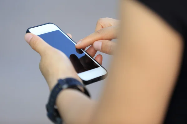 Junge Frau nutzt Smartphone — Stockfoto