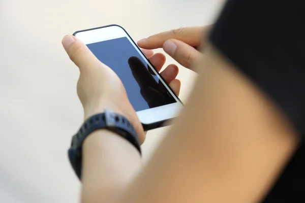 Mujer joven usando teléfono inteligente —  Fotos de Stock