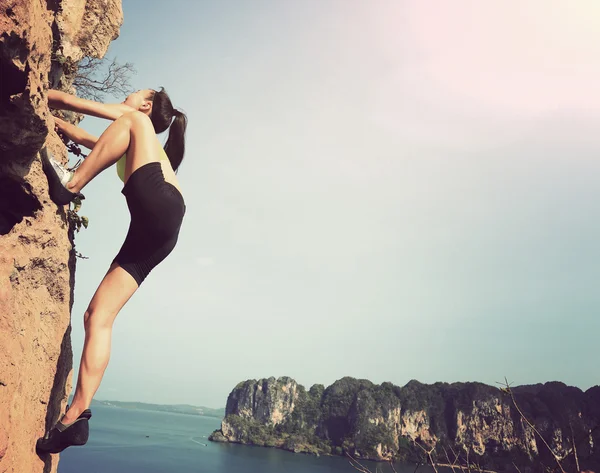 Young woman rock climber — Stock Photo, Image