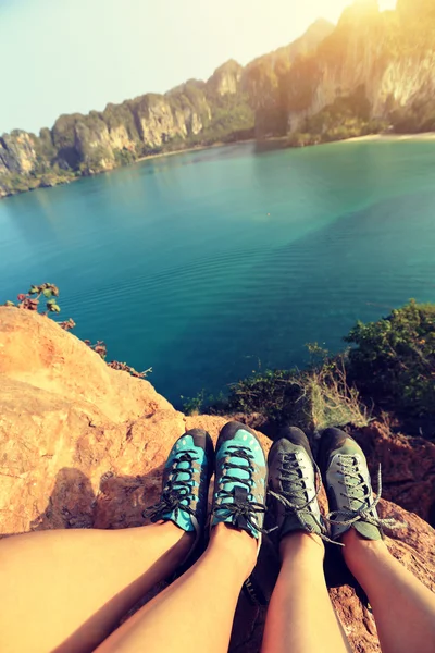 Due scalatori di roccia gambe — Foto Stock