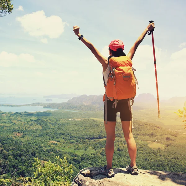 Mujer excursionista al amanecer pico de montaña — Foto de Stock