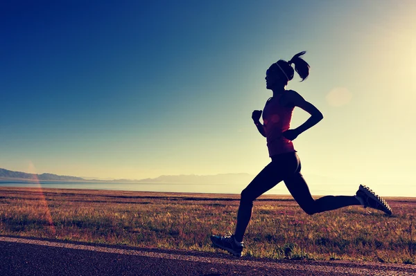 Jovem mulher fitness correndo — Fotografia de Stock