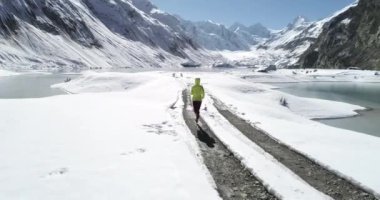 Kadın koşucu kışın ülkeyi boydan boya geçiyor.